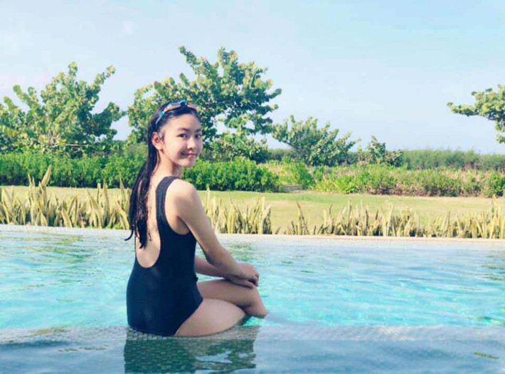 Mọi câu chuyện con kể về trường lớp, bạn bè đều có thể được sử dụng khéo léo thành những bài học bổ ích về cách sống, cách nghĩ cho con. Dạ Thảo lấy ví dụ: "Ví dụ con kể chuyện bạn này làm bạn kia buồn, tôi nhân đó mà phân tích cho con nghe vì sao lại như thế và nhắc con cách cư xử để người khác không tổn thương. Khi đi ngoài đường, qua các ngã tư, nếu tôi có hành động nào đó chia sẻ với những người khó khăn thì dạy con khi cho hay tặng, biếu ai cái gì cũng phải đưa bằng hai tay, bởi “của cho không bằng cách cho” - người được tặng quà thấy mình được tôn trọng cũng sẽ vui hơn".