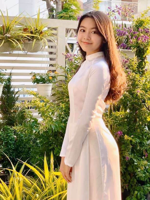 "Bé này nhìn yêu ghê. Trông xinh kiểu hiền hiền dễ mến ý", "Ui thích nét đẹp này em này quá, dịu dàng, mộc mạc đáng yêu sao á", "Xinh một cách thuần khiết luôn á, không cần trang điểm cầu kỳ luôn, rất xinh", "Trời ơi xinh dã man, mình mà có cô con gái thế này ngắm cả ngày là đủ vui".