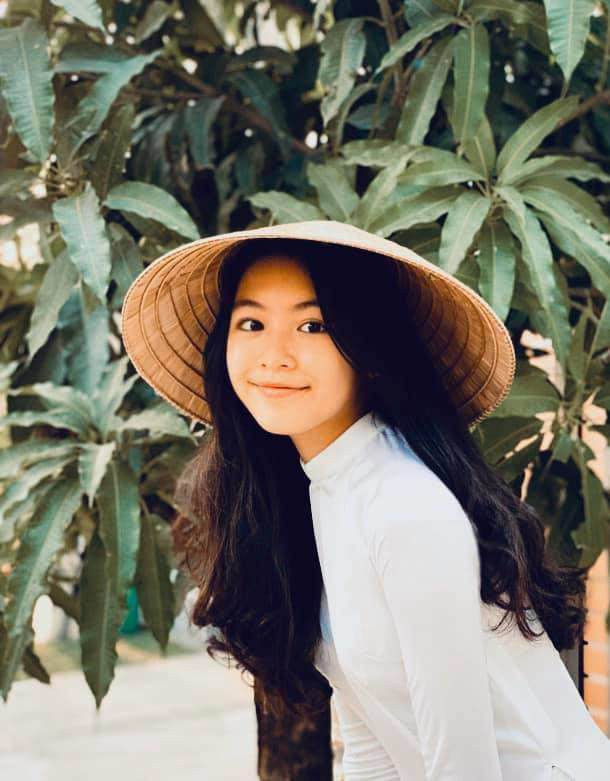 Tại đó, danh tính của cô bé cũng được tiết lộ, bé là Lọ Lem - con gái lớn của MC Quyền Linh và bà xã doanh nhân Dạ Thảo.