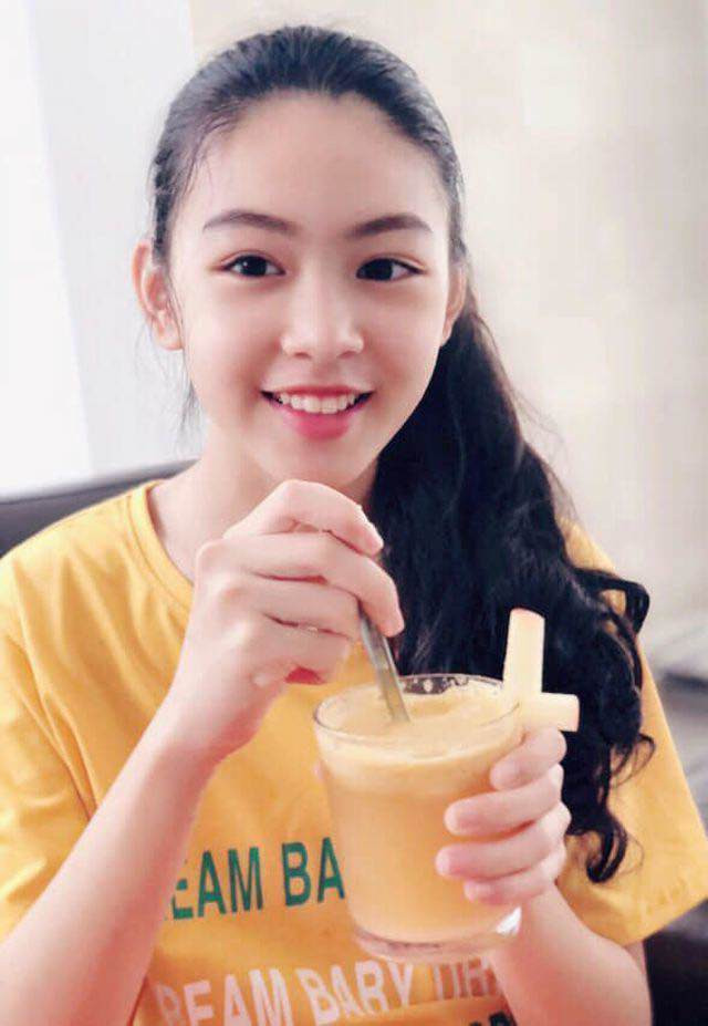 Lọ Lem có tên thật là Mai Thảo Linh, sinh năm 2005. Ngoài gây sốt mạng xã hội nhờ vóc dáng cao ráo, gương mặt xinh đẹp, cô bé còn có những tài lẻ đặc biệt như hát, trình diễn catwalk, làm MC, may vá, làm tóc… Thậm chí, nhan sắc con gái mc Quyền Linh còn được ví như tiểu Trương Bá Chi (người đẹp nổi tiếng của Trung Quốc).