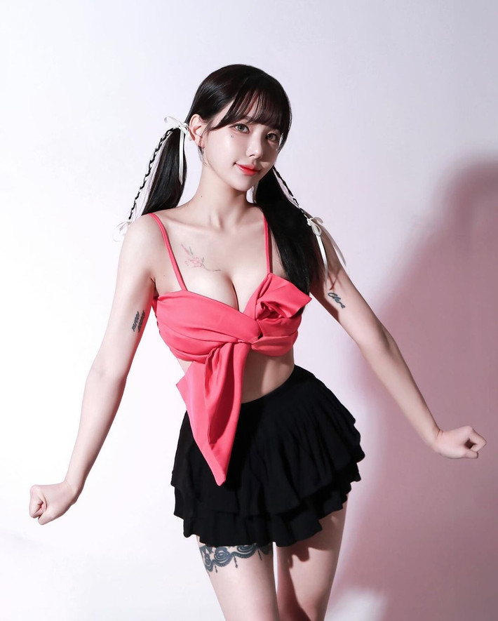 Đây cũng là một nữ streamer tai tiếng, khi cô từng bị cấm sóng trên livestream vì hành động phản cảm.