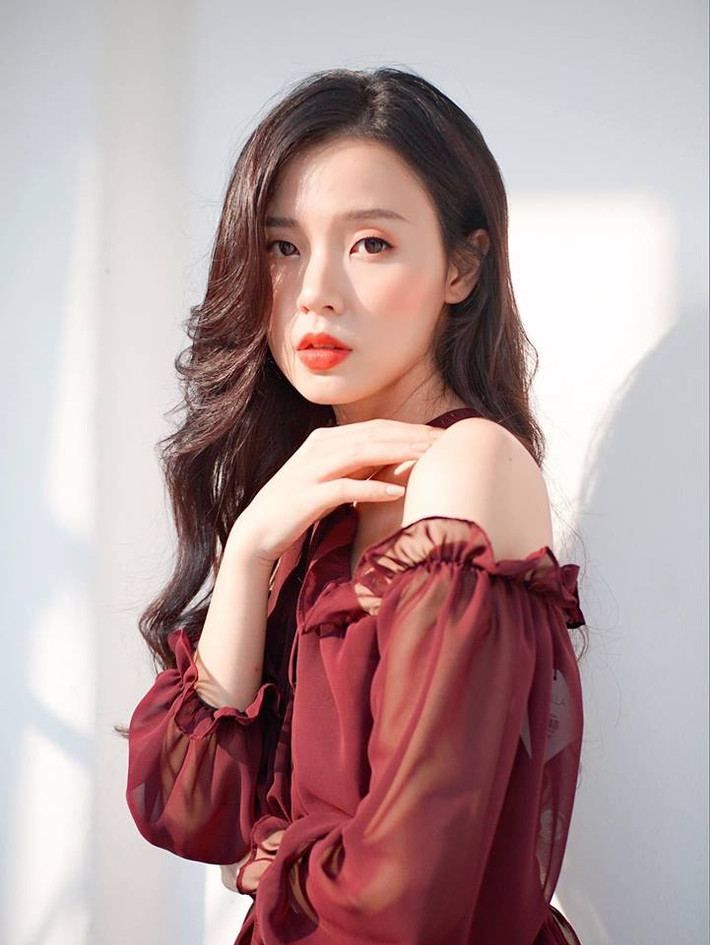 Dù hiện tại đang tập trung vào việc giảng dạy và kinh doanh nhưng mỗi lần Midu tham gia dự án phim điện ảnh hay chương trình truyền hình lại thêm một lần cô nàng khiến dân mạng khen nức nở.