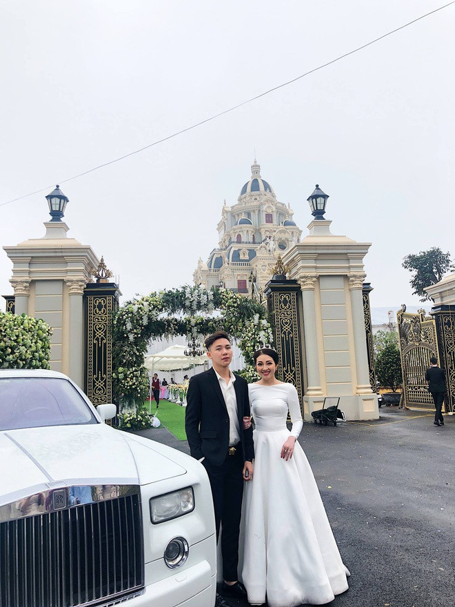 Thu Hương (sinh năm 2000, quê Nam Định) từng có đám cưới khiến cộng đồng mạng "phát khiếp" bởi độ xa hoa, lộng lẫy. Theo đó, cô dâu được đón rước bằng siêu xe Rolls-Royce, được bố mẹ tặng 200 cây vàng và 2 sổ đổ làm của hồi môn.
