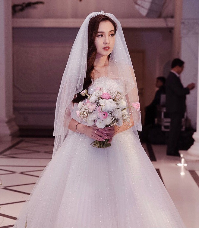 Mới đây, đám cưới của rich kid Việt Mie Nguyễn được tổ chức khá kín tiếng khiến nhiều người tò mò. Cô nàng được biết đến là một beauty blogger du học tại Mỹ và là bạn gái cũ của vlogger đình đám một thời JVevermind.