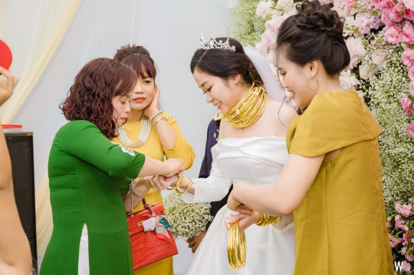 Tuy nhiên có nhiều ý kiến cho đám cưới "bội thu" thế này chắc hẳn cưới người ta mình sẽ phải mua quà to tương đương. "Của được cho là của mang nợ thôi có gì đâu" - Người dùng Facebook tên B.L bình luận.