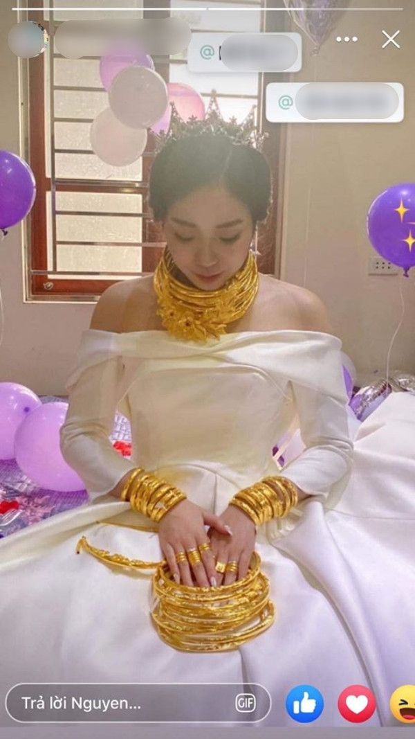 Bên cạnh đó, nhan sắc của cô dâu cũng được dân mạng khen ngợi hết lời vì trông khá xinh xắn, trang điểm đậm nhưng trông hề già hơn so với tuổi.