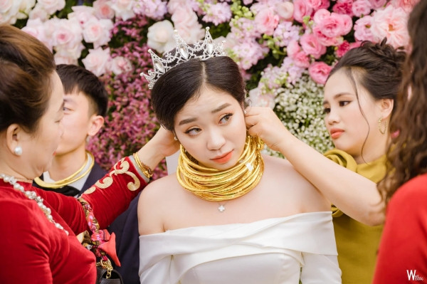 Người thân "thi" nhau trao vàng cho cặp đôi cô dâu chú rể.