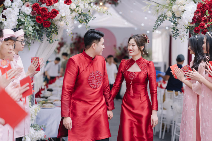 Chồng sắp cưới của Việt Hương là Nguyễn Vương Anh (sinh năm 1997, quê Sơn La). Anh từng là sinh viên ngành Trinh sát cảnh sát của Học viện Cảnh sát nhân dân.