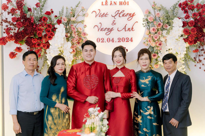 Phụ công Binh chủng Thông tin cùng các thành viên gia đình nhà trai - nhà gái.