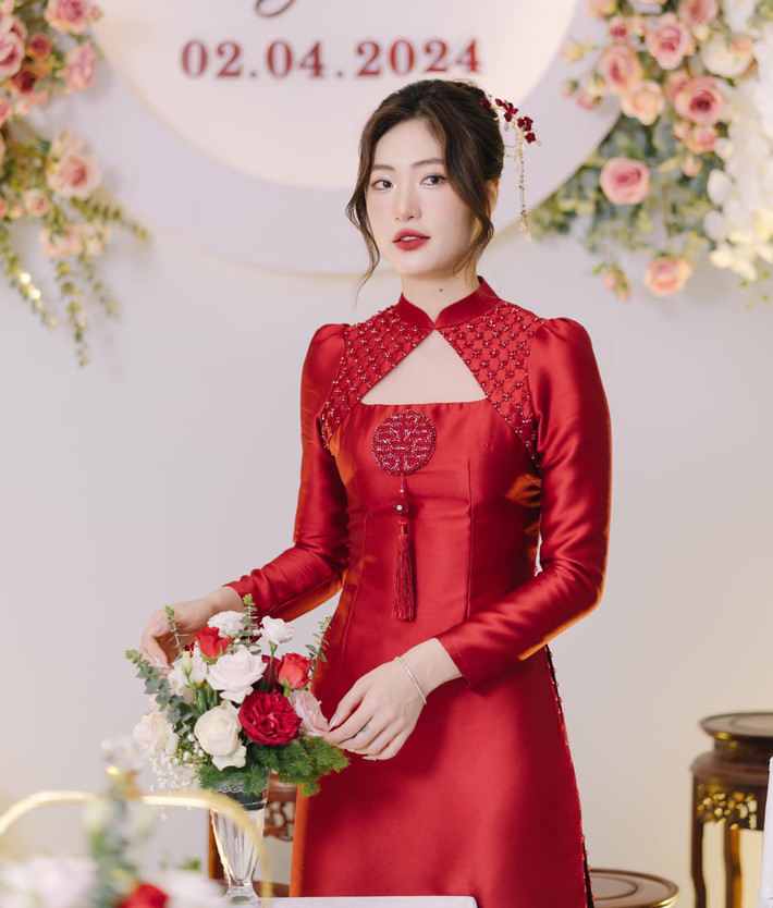 Đầu tháng 4, phụ công Trần Việt Hương của CLB bóng chuyền nữ Binh chủng Thông tin tổ chức lễ ăn hỏi với bạn trai. Tuy nhiên, mới đây cô nàng mới đăng tải loạt ảnh trong lễ ăn hỏi của mình lên trang cá nhân công khai.