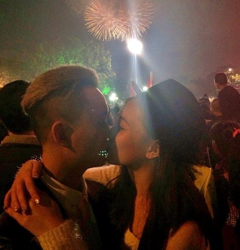 Vào khoảng khắc giao thừa xuân Giáp Ngọ 2014, trên trang cá nhân của cặp hot teen này đã đăng tải hình ảnh những nụ hôn nóng bỏng nhất dưới màn pháo hoa. Khi bức ảnh này được đăng tải, đã có hàng trăm ngàn lượt người like và chúc phúc cho cặp đôi này.