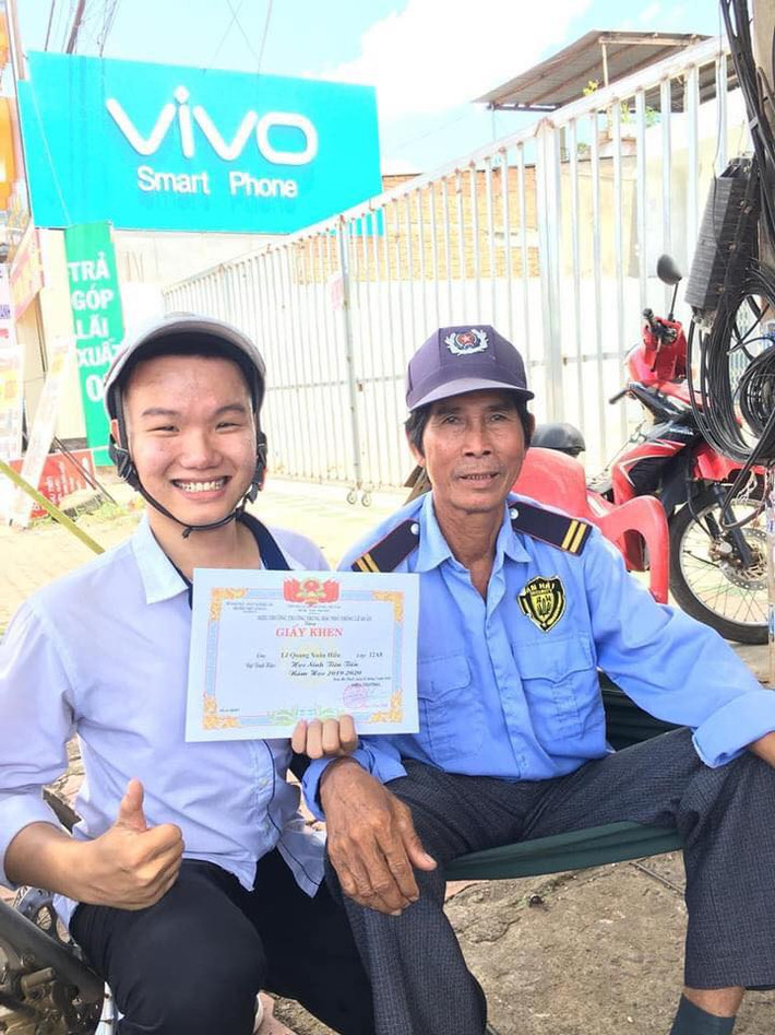 Tuy không quen biết nhưng ai cũng nở nụ cười vì niềm vui nho nhỏ nhưng vô cùng đáng yêu của Hiếu.