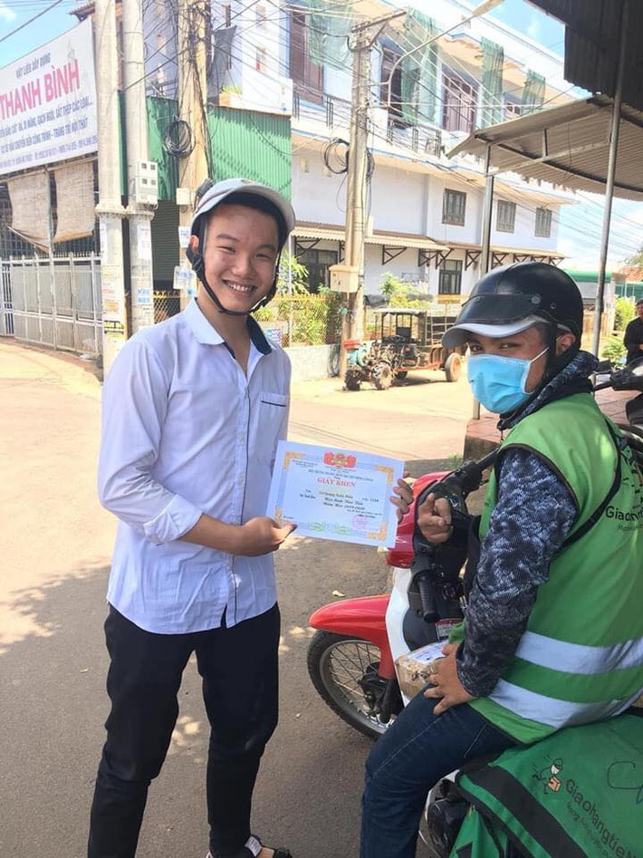 Từ chú bán vé số đến anh shipper đều tươi rói khi chụp ảnh cùng Xuân Hiếu.