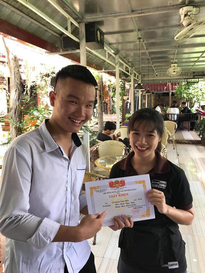 Mới đây nhất, chùm ảnh đáng yêu của nam sinh có tên Lê Quang Xuân Hiếu, cũng nhân vật chính trong album đang nhận được hàng chục nghìn lượt like trên mạng xã hội.