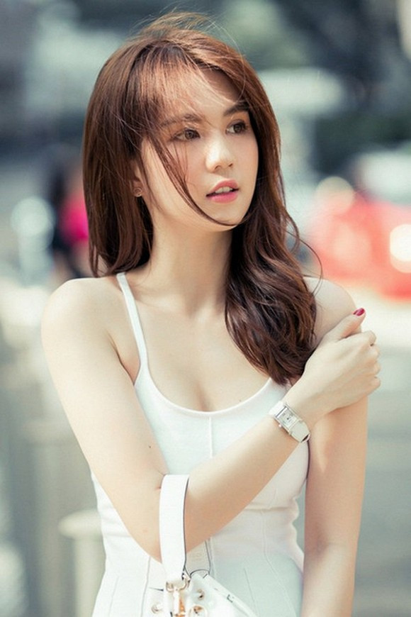 Ngọc Trinh đã từng không ít lần trở thành nạn nhân của việc lạm dụng photoshop quá đà. Đôi lúc, người hâm mộ thấy những bức hình của cô bị mất 1 chân, cơ thể bị "lồi lõm" không hợp lý... Mỗi lần mắc lỗi photophop, cô lại bị dân mạng "vạch mặt".