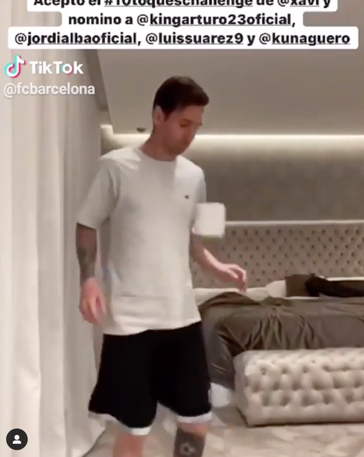 Messi, tên tuổi bóng đá nổi tiếng thế giới cũng vô cùng hào hứng tham gia thử thách tâng giấy vệ sinh. Anh dễ dàng vượt qua được 10 cú tâng giấy vệ sinh theo luật chơi và còn tag tên những người đồng đội cùng CLB của mình tham gia.
