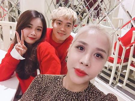 Cặp đôi dường như chỉ đứng chung một khung hình trong những bức ảnh cùng bạn bè.