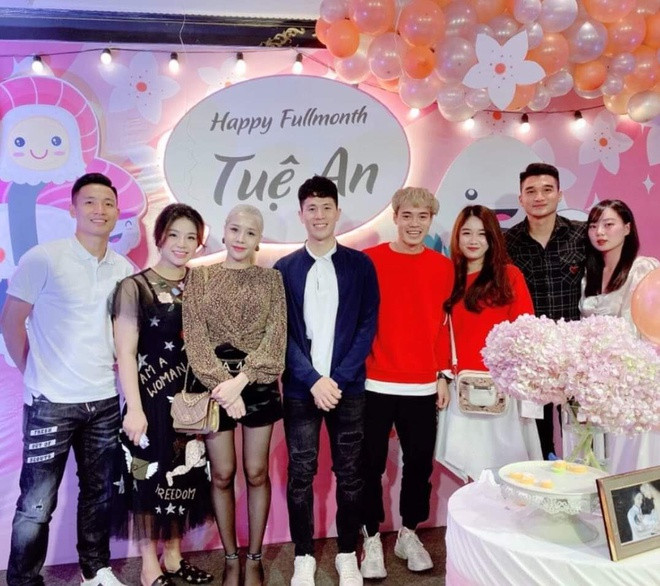 Trang Nhung sánh đôi bên bạn trai trong ngày đầy tháng của con gái trung vệ Bùi Tiến Dũng. Cả hai diện đồ đôi nổi bật trong bữa tiệc.