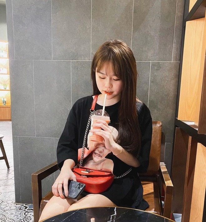 Cả hai không ngần ngại ngồi cùng vị trí, chụp ảnh cho nhau, uống chung một cốc nước.