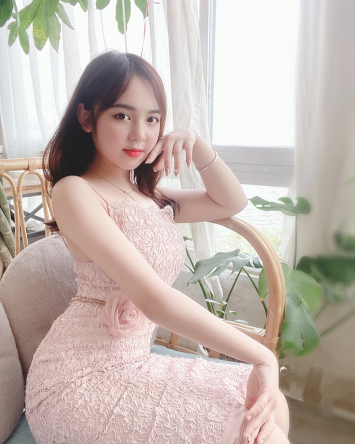 Trần Huyền Châu khiến dân mạng "bỏng mắt" với thân hình chữ S cực đầy đặn.