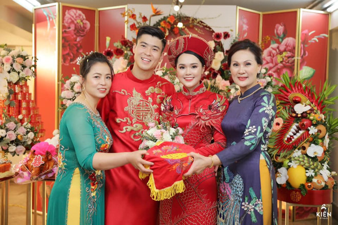 Trước đó, Duy Mạnh và Quỳnh Anh đã tổ chức lễ ăn hỏi tại Hà Nội thu hút sự quan tâm đặc biệt của truyền thông.