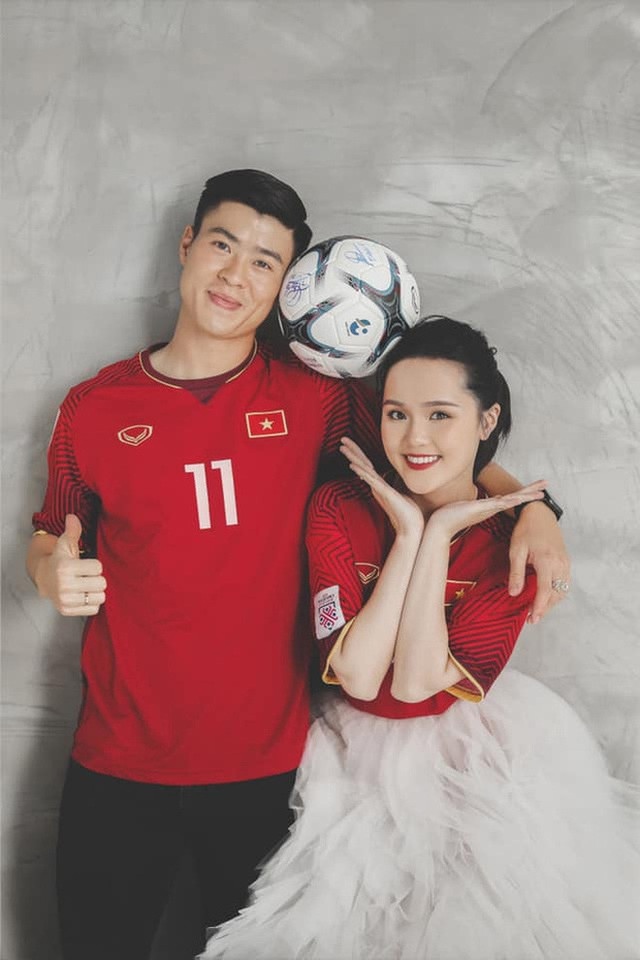Đối với một cầu thủ chuyên nghiệp như Duy Mạnh, việc có một bộ ảnh cưới gắn liền với trang phục thi đấu là cực kỳ ý nghĩa. Đặc biệt hơn nữa, chính môn thể thao vua là "nhà mối" giúp vợ chồng nam cầu thủ gặp gỡ và quen biết.