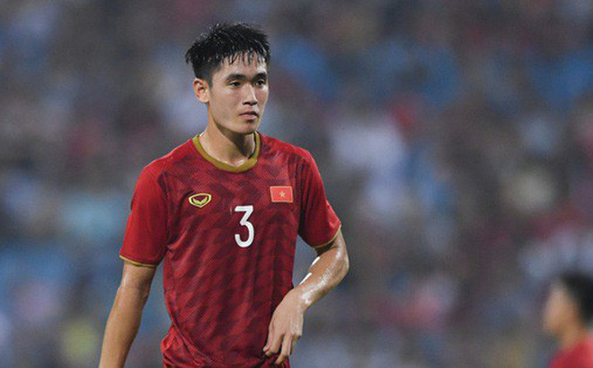 Huỳnh Tấn Sinh (SN 1998) đang chơi cho CLB Quang Nam được mệnh danh là visual của U23 Việt Nam tham dự VCK U23 Châu Á 2020. Anh chàng cao 1m82 và sở hữu ngoại hình cực đẹp trai. Chính nữ cầu thủ Chương Thị Kiều cũng từng khen Tân Sinh là anh chàng đẹp trai nhất dàn U22 Việt Nam dự SEA Games vừa qua.