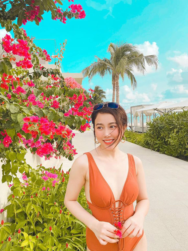 Được biết, loạt ảnh được chụp trong chuyến nghỉ dưỡng Vũng Tàu và Nha Trang của cô nàng.