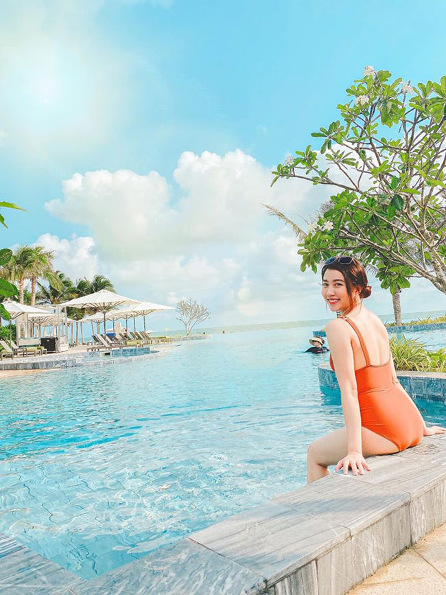 Cô nàng diện áo tắm gợi cảm, tạo dáng bên hồ bơi.