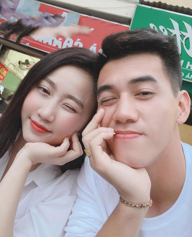 Cầu thủ Tiến Linh và hot girl Huỳnh Hồng Loan công khai tìm hiểu nhau vào tháng 3/2020.