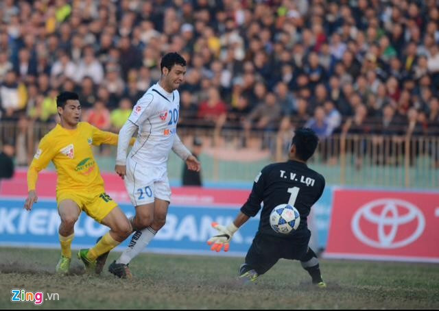 Thanh Hóa đã có cuộc lội ngược dòng ngay trên sân nhà trước đội bóng mạnh SHB Đà Nẵng với tỷ số 2-1 và được đánh giá là ngựa ô của giải.