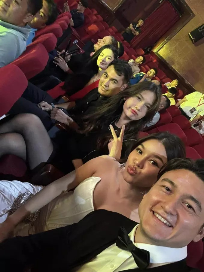 Trước đó, gia đình Đặng Văn Lâm cũng từng xuất hiện tại lễ trao giải với anh, cùng với Yến Xuân.