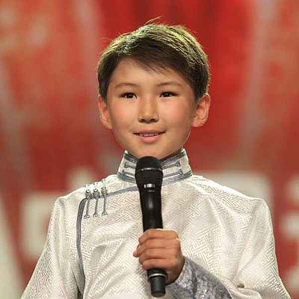 Ngoài giọng ca trong trẻo nhưng mang theo nỗi buồn man mác, Uudam còn khiến cho mọi người phải rơi nước mắt bởi vì hoàn cảnh đáng thương mà cậu gặp phải. Giờ đây, sau 9 năm kể từ khi nổi tiếng, cuộc sống của cậu bé Mông Cổ ngày nào cũng đã có nhiều đổi thay. Cậu bé Uudam mồ côi cả cha lẫn mẹ, câu chuyện được cậu bé chia sẻ trong chương trình khiến cho người xem phải rơi nước mắt. Đoạn video của Uudam khi ấy cũng trở nên nổi tiếng, thương cậu bé 1 phần nhưng nhiều người còn day dứt hơn khi nghe cậu cất tiếng hát với ca khúc Gặp mẹ trong mơ.