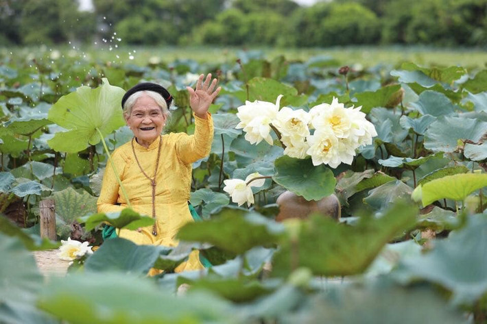Bộ ảnh chụp ở đầm sen của bà lão đã thu hút khá nhiều sự quan tâm của CĐM, các bạn trẻ không tiếc dành những lời khen ngợi với sự "chịu chơi" của bà.