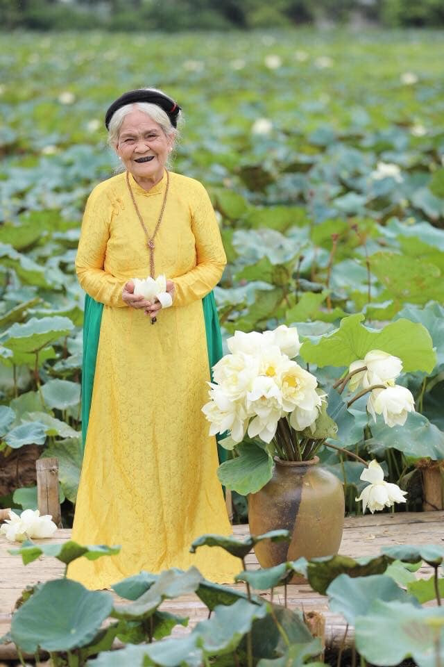 Không có nhiều động tác tạo dáng đặc sắc, không trang phục màu mè nhưng chùm ảnh đã thật sự tạo ấn tượng trong mắt người xem, bộ ảnh chụp bên hồ sen của cụ bà 90 tuổi được xem như "bộ ảnh kỷ yếu".