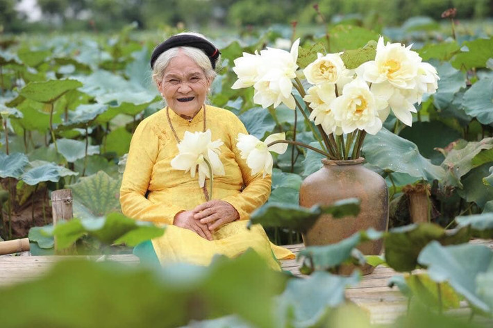 Nét thu hút nhất trong bộ ảnh không phải là đầm sen mà là nụ cười vô cùng rạng rỡ của bà.