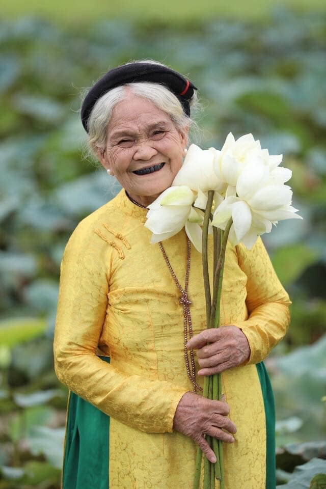 Mặc trên mình chiếc áo dài truyền thống cùng nụ cười rạng rỡ, khuôn mặt phúc hậu đúng nét đẹp của người phụ nữ Việt Nam xưa. (Ảnh: chụp màn hình).