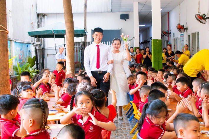 Thay vì khách mời là ban bè, họ hàng thân hữu, đám cưới đặc biệt bởi dàn khách mời nhí là các em học sinh trong trường. Dàn bê tráp cũng là các em nhỏ.