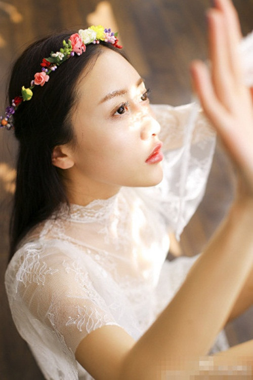 Những hình ảnh của cô giáo hot girl liên tục được các trang báo mạng đăng tải khiến cô ngày càng nổi tiếng, trang cá nhân của Ngữ Nhi cũng tăng liên tục số lượng người theo dõi. Hiện tại, đã có hơn 100.000 người theo dõi trang weibo cá nhân của cô.