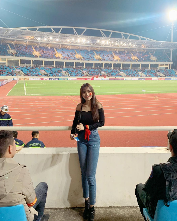 "Lần đầu tiên đi xa mà đem ít đồ vậy luôn. Dành cả vali để mang bánh tráng" - Gia Hân chia sẻ. Được biết, hot girl 9x mang theo 50 túi bánh tráng để dành tặng cho bạn trai và các cầu thủ.
