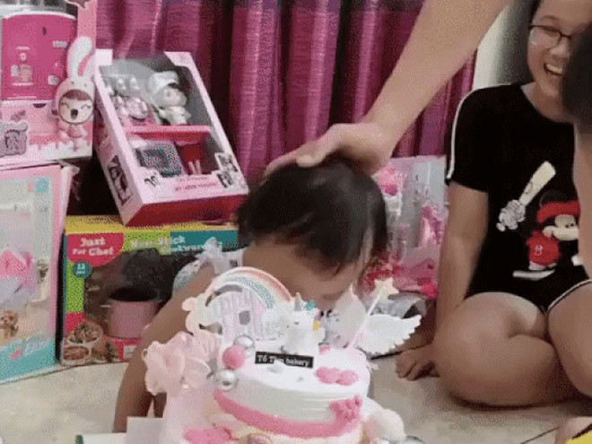 Mới đây trên trang cá nhân, cầu thủ Quế Ngọc Hải và bà xã Dương Thuỳ Phương (tên thật là Quế Ngọc Kim Ngân) đã chia sẻ khoảnh khắc ngọt ngào của bé Sunny nhân dịp sinh nhật 2 tuổi.