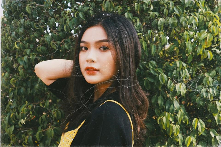 Vi Phương Trinh hạ gục trái tim bao người ngay từ lần đầu gặp gỡ bằng vẻ ngoài đầy thu hút với phong cách vintage, thêm vào đó là giọng nói vô cùng ngọt ngào.