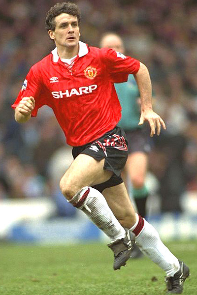 Sau đó HLV Alex Ferguson, người vừa chuyển tới MU, đã đưa Mark Hughes trở lại mái nhà xưa. Ông thi đấu vô cùng ấn tượng ngay trong mùa giải đầu tiên trở lại và là một thành phần không thể thiếu của đội hình thống trị Premier League năm 1993 và 1994.
