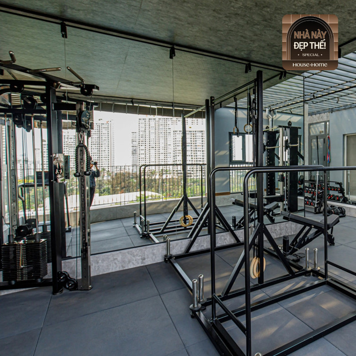 Là 1 người đam mê với bộ môn gym, Trí thiết kế cho mình hẳn 1 khu tập luyện ngay tại gia.