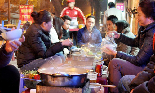 Lẩu riêu cua bò, sườn sụn trên phố Lò Đúc. Quán chỉ bán buổi tối, nhưng rất đông khách. Một nồi nhỏ nhất cho 2 người chỉ 200.000 đồng mà đĩa thịt đầy đặn, đủ no cho người ăn khỏe. Khách hàng rất thích sườn sụn của quán – non mà thái mỏng nên giòn sần sật, dễ ăn chứ không bị cứng.