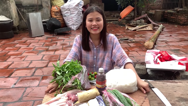 Bên cạnh đó, danh tính thật sự của con gái bà Tân Vlog cũng khiến nhiều người phải đặt dấu hỏi. Bởi lẽ, bà Tân từng chia sẻ rằng chỉ có 2 cậu con trai, chồng bà đã mất sớm.