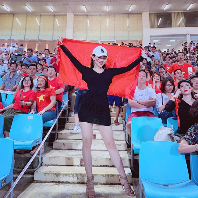 Đáng chú ý trong số đó, hình ảnh một cô gái đội mũ lưỡi trai màu trắng bất ngờ xuất hiện trong ống kính máy quay ở phút 58' của trận đấu với nhan sắc xinh đẹp đã thu hút sự chú ý từ CĐM.
