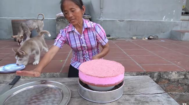 Trong quá trình làm bánh, mặc dù món bánh làm khá kỳ công, nhưng cũng không làm khó được kênh Youtube của bà Tân Vlog, vừa làm vừa chờ món bánh hấp dẫn này có thể ăn được phải mất nhiều giờ chế biến. Chiếc bánh sau đó đã thành công và vẫn như thường lệ bà Tân lại gọi các cháu lại ăn hết chiếc bánh hấp dẫn này.