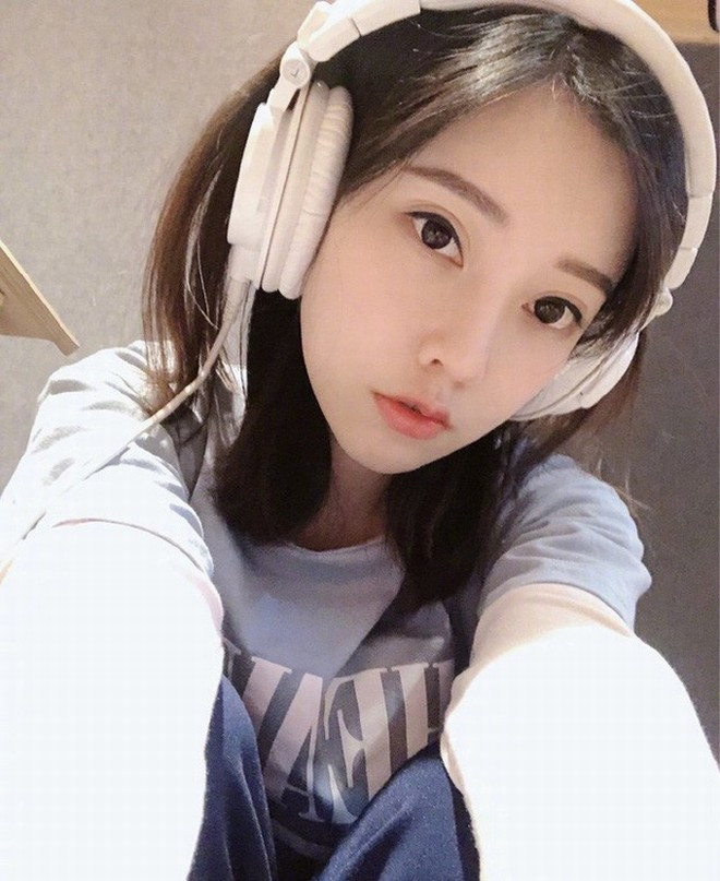 Với khuôn mặt xinh đẹp cùng góc nghiêng hoàn hảo, thân hình cân đối, giọng nói ngọt ngào, streamer Phùng Đề Mạc nhanh chóng trở nên nổi tiếng với lượng fan hâm mộ đông đảo, hằng ngày nhận được lượng quyên góp (donate) và tặng quà online "khủng".