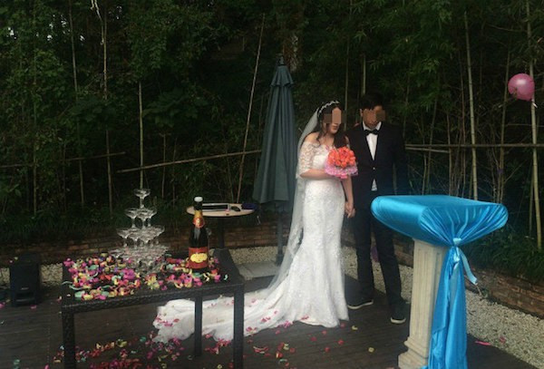 Cưới để chia tay: Trong năm 2014, một cặp đôi tại Trung Quốc đã tổ chức một lễ cưới hết sức đặc biệt. Lễ cưới của đôi bạn trẻ này không có khách mời, không khí ảm đạm và buồn bã. Điều này xảy ra vì cô dâu đã quyết định biến ngày vui của mình thành ngày buồn nhất.